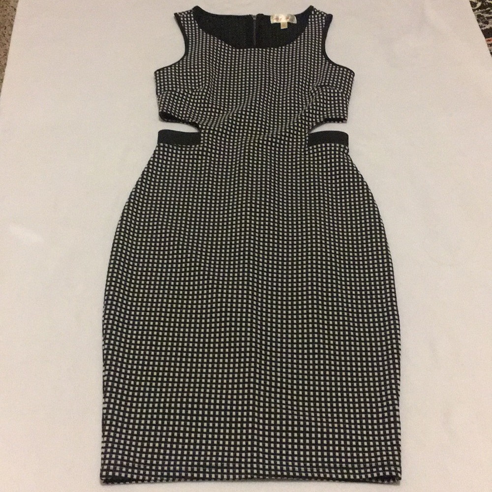 Black dress with side slits, fitting.